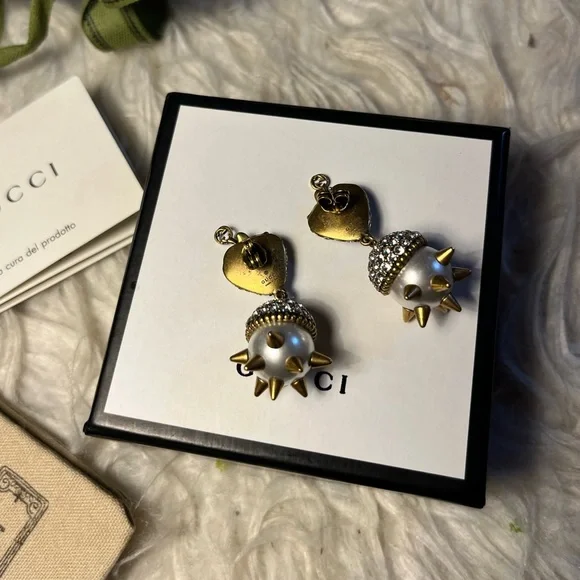 💯 Authentic GUCCI Strawberry Faux Pearl and Crystal Studded Earrings.🍓 - Picture 3 of 5